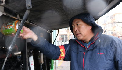 青岛市区迎初雪 公交多措并举保障乘客出行