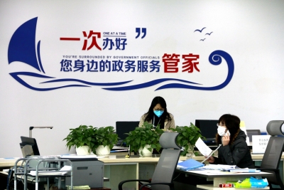 青岛西海岸新区战“疫”：  ——政务服务给老板“撑腰” 企业“满血”开工复产