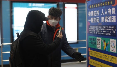 实名乘车首日!地铁"专人引导"扫码乘车井然有序