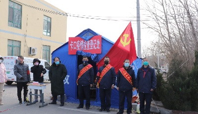 公交志愿者进社区服务 劝阻4人不必要的外出