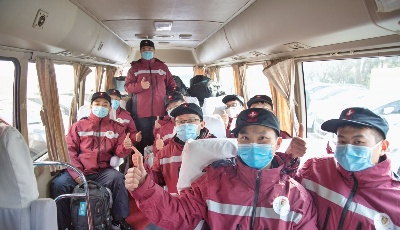 勇士出征！青大附院医疗队奔赴湖北  10名队员全部由男医生和男护士组成 年龄最小的只有26岁