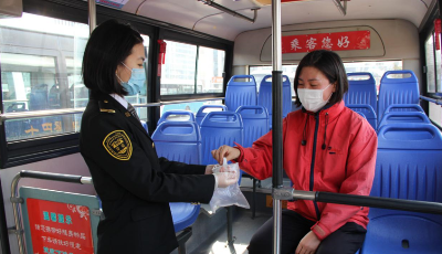 温馨巴士健康爱心纸巾受乘客欢迎  一天使用长度超过两公里
