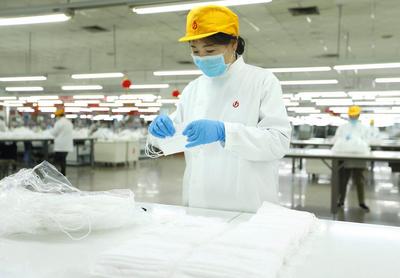 即发集团打响青岛服装企业转产口罩第一枪  日产5万只“市民口罩”助力疫情防控