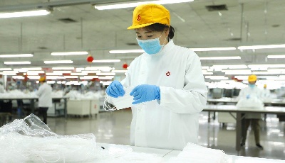 即發(fā)集團(tuán)打響青島服裝企業(yè)轉(zhuǎn)產(chǎn)口罩第一槍  日產(chǎn)5萬(wàn)只“市民口罩”助力疫情防控