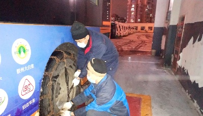 百余名修理工到岗 风雪夜公交人逆行保平安出行