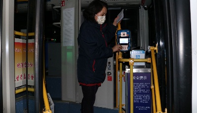 市区公交车空调临时关闭 车载收费机连夜调整