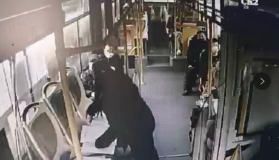 乘客送来“爱心垫板” 支持乘车实名登记