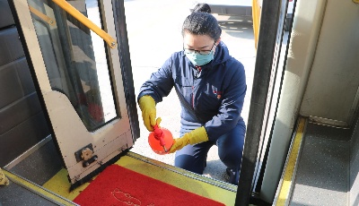 迎接島城“復工潮” 325路公交車上新增“消毒腳墊”