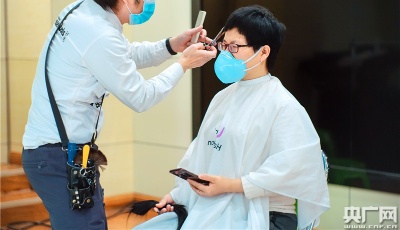 “您需要剪發(fā)嗎？免費(fèi)！”