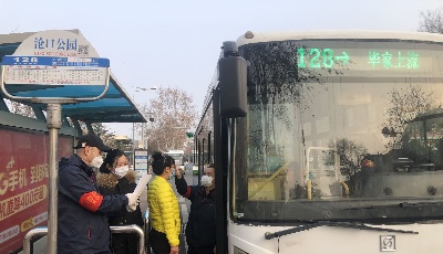 青岛公交志愿者上岗客流密集站点实行“车外测温”