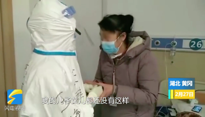 58秒丨醫衣相依！山東醫療隊為醫“破”衣后 為患者買新衣