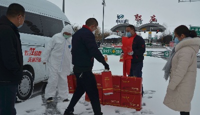 風雪中：一整車慰問品送到抗“疫”最前線
