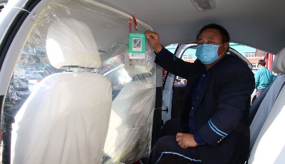 出租車免費安裝“防護罩” 打造出行“安全倉”  交運溫馨的士公司疫情防控再出新招