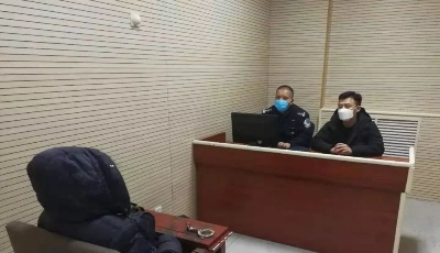 市南警方抓获一名殴打医护人员违法行为人