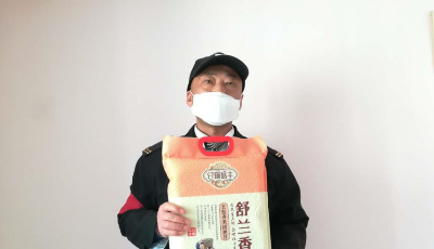 “遗落”物品变礼物？  公交驾驶员寻找最美“女失主”