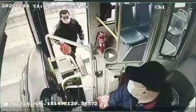 公交監控拍下暖心一幕：男乘客放下一袋水果轉身就走