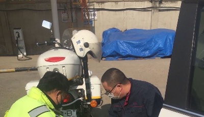 執勤交警車輛“趴窩” 公交站頭維修工伸援手