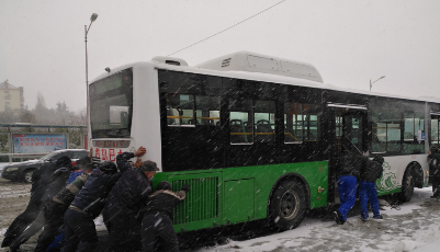 雪天遇车辆故障高峰 公交维修部队吹响“集结号”