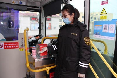 温馨巴士车厢配免洗消毒洗手液 细节处保障乘客安全