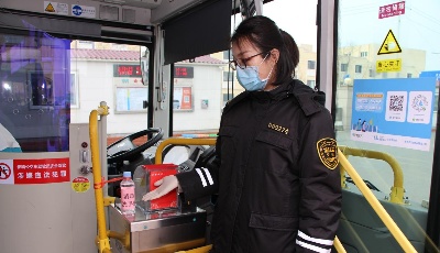 温馨巴士车厢配免洗消毒洗手液 细节处保障乘客安全