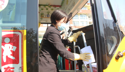 校企聯動 實景模擬  交運溫馨校車聯合城陽四中開展疫情防控應急演練