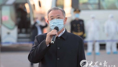 山東省援助湖北第一批返魯人員凱旋 劉家義龔正到機場迎接