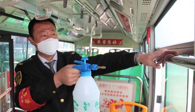 公交车开窗通风 驾驶员控制车速 防车厢内气温过低