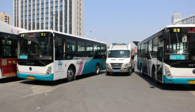 實景還原生命救援通道  溫馨巴士進行“45度讓路法”現場演練