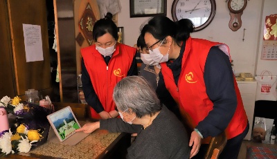 姐妹班陪着93岁烈属“云祭扫” 别样清明寄哀思