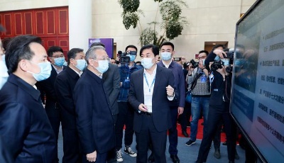 劉家義李干杰觀看山東省互聯網醫保大健康服務平臺功能展區