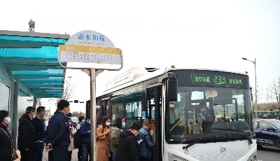 233路公交延线首亮相引来好评不断 服务再近“一公里” 