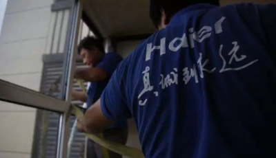 驚險(xiǎn)！女孩不慎翻出窗外，海爾服務(wù)兵徒手爬窗施救成功！
