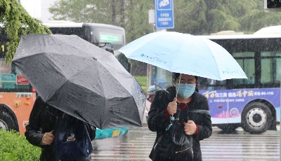 青岛市迎来暴雨大风天气