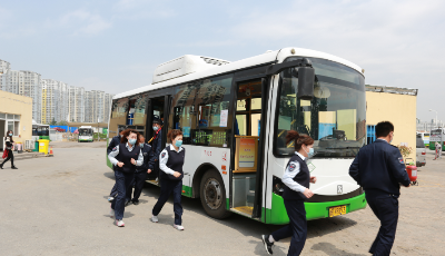 打造主題公交宣傳應急避災知識 提升市民防災意識和應急能力  公交多部門聯動開展防災減災應急演練