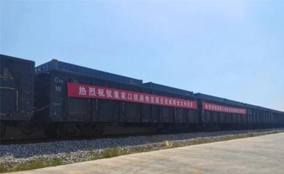 山东港口青岛港董家口港区至西北地区28个粮食集装箱专列出发