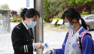 安全防疫雙保障 細(xì)節(jié)之處顯專業(yè)  交運(yùn)集團(tuán)900余輛專業(yè)校車為一萬(wàn)五千余名初三學(xué)生復(fù)課護(hù)航