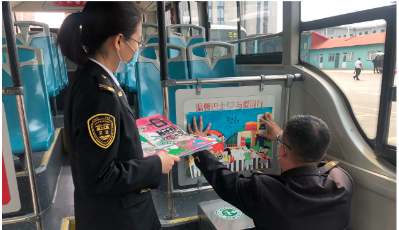 向“抗疫英雄”致敬  溫馨巴士上辦起兒童繪畫展