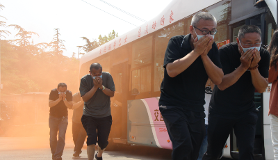 “大电池”着火了！如此险情该咋办？  温馨巴士开展纯电动公交车消防应急演练