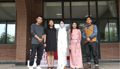青島理工大學：  藏族畢業(yè)生向老師們敬獻哈達  最特別的禮物送給最不舍的人