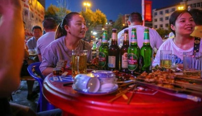 從南到北趁夜一起"啤"！當青島啤酒端起來時，夜生活又回來了