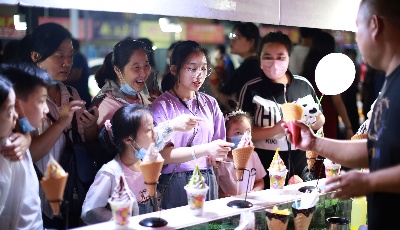 “后备箱夜市”演绎时尚  青岛城阳的夜有温度更迷人