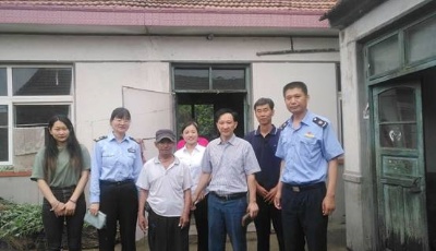 炎炎夏日送清涼 “企業(yè)扶貧”在行動青島宏仁堂醫(yī)藥連鎖心系社區(qū)困難群眾