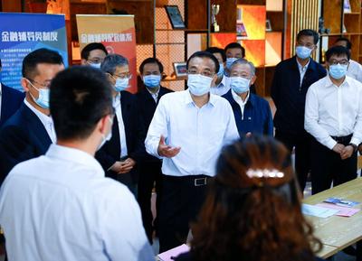 李克强考察烟台蓝色智谷问了这位小微企业主什么？央行行长主动找他要名片