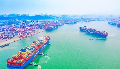 青島港引航站港池內(nèi)“套泊熱接”創(chuàng)引航新紀(jì)錄 