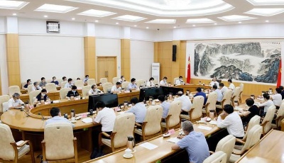 劉家義主持召開(kāi)新聞?shì)浾摴ぷ鲗ｎ}座談會(huì)