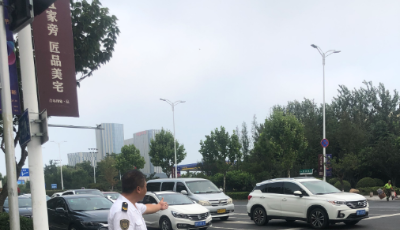 溫馨巴士工作人員在易堵路段疏導車輛