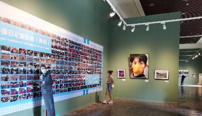 《面对——钱捍抗疫生活影像日记》摄影展在青岛市美术馆开展