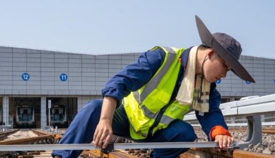 “暑”你最美之線路工：“戰(zhàn)高溫天團(tuán)”專挑一天中最熱時(shí)間開工