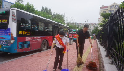擦亮窗口 助力創城  溫馨巴士“馨飛揚”志愿者在行動