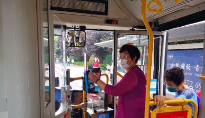 溫馨巴士463路成居民“知心號”定制車